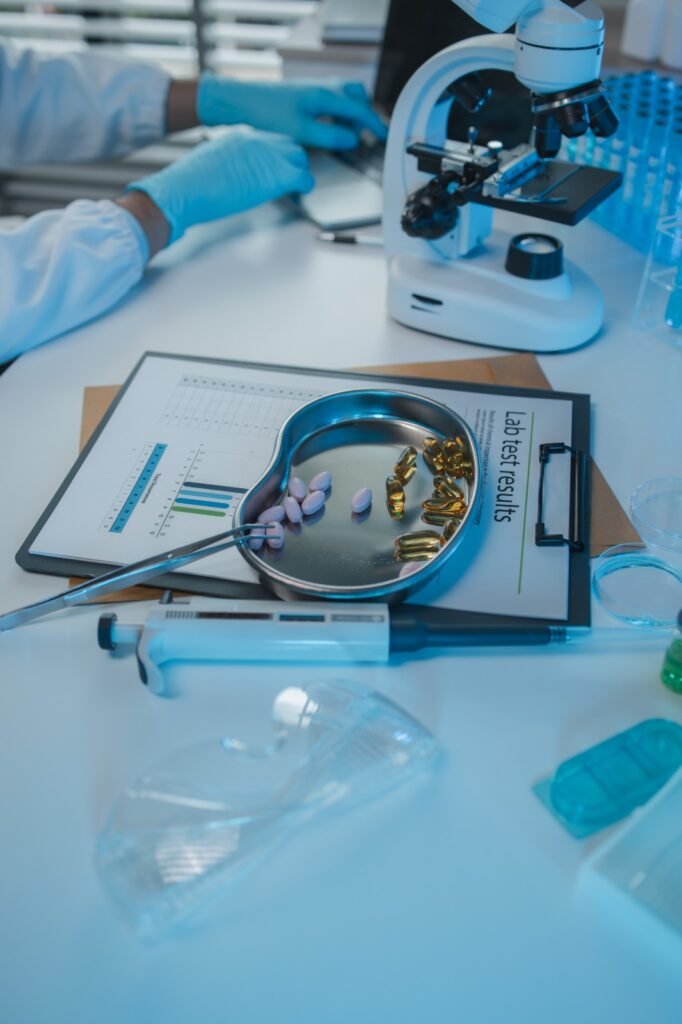 Equipo de profesionales trabajando en laboratorio con material de análisis