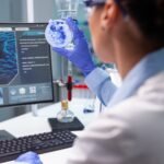 Equipo de profesionales trabajando en laboratorio con material de análisis