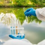 Equipo de profesionales trabajando en laboratorio con material de análisis