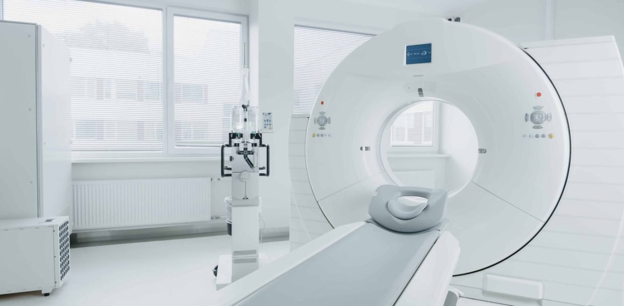 Equipo de resonancia magnética en centro médico